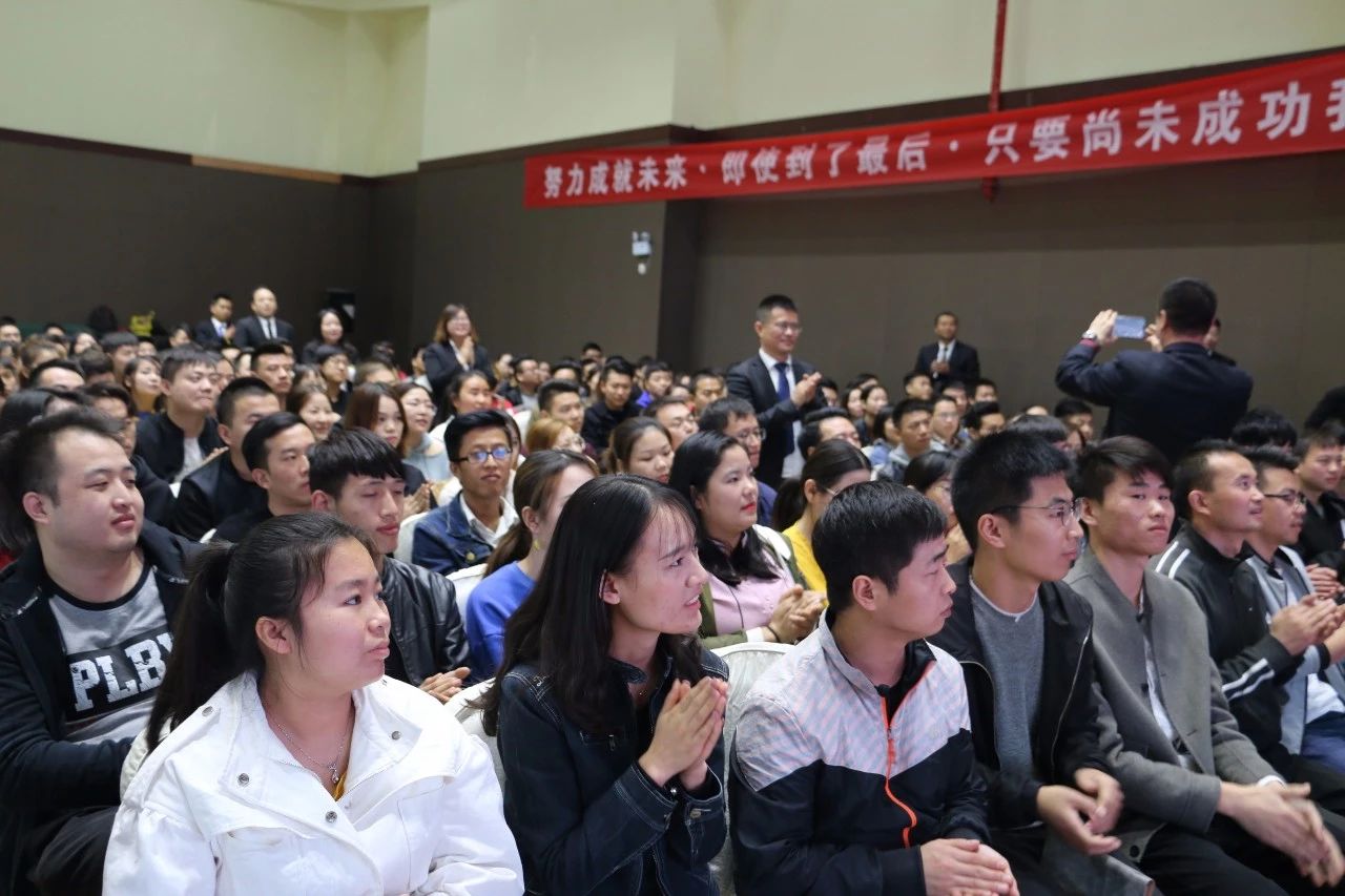 【峰光无限装饰】在交流中成长 在学习中前行——峰光集团“将帅特训营”圆满落幕 【峰光无限装饰】在交流中成长 在学习中前行——峰光集团“将帅特训营”圆满落幕