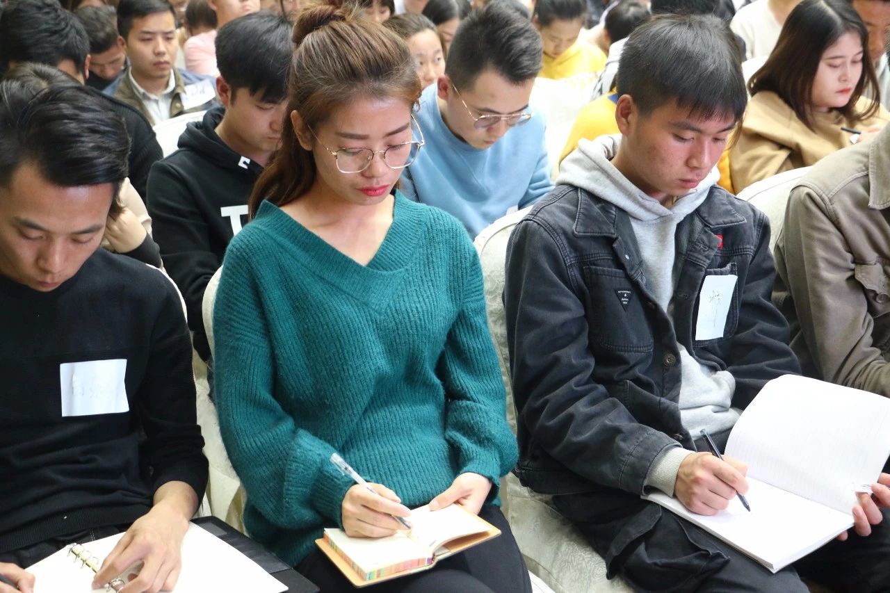 【峰光无限装饰】在交流中成长 在学习中前行——峰光集团“将帅特训营”圆满落幕 【峰光无限装饰】在交流中成长 在学习中前行——峰光集团“将帅特训营”圆满落幕